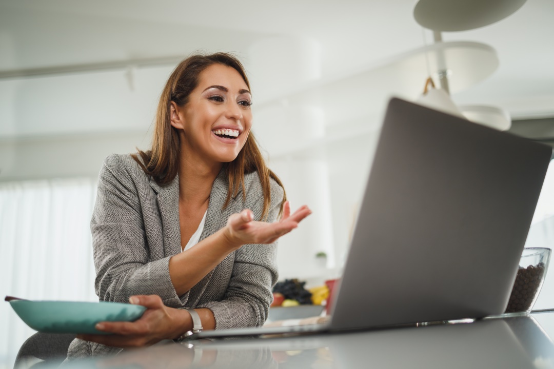 Mujer feliz con laptop y hosting web