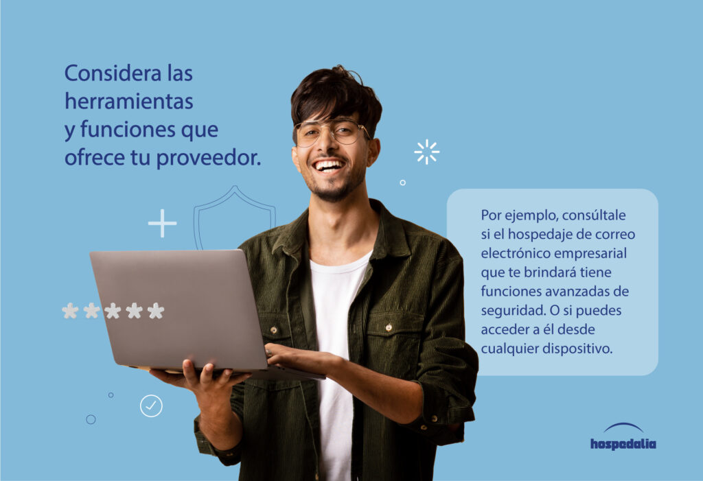 emprendedor con laptop sonriendo por su hospedaje de correo electrónico empresarial