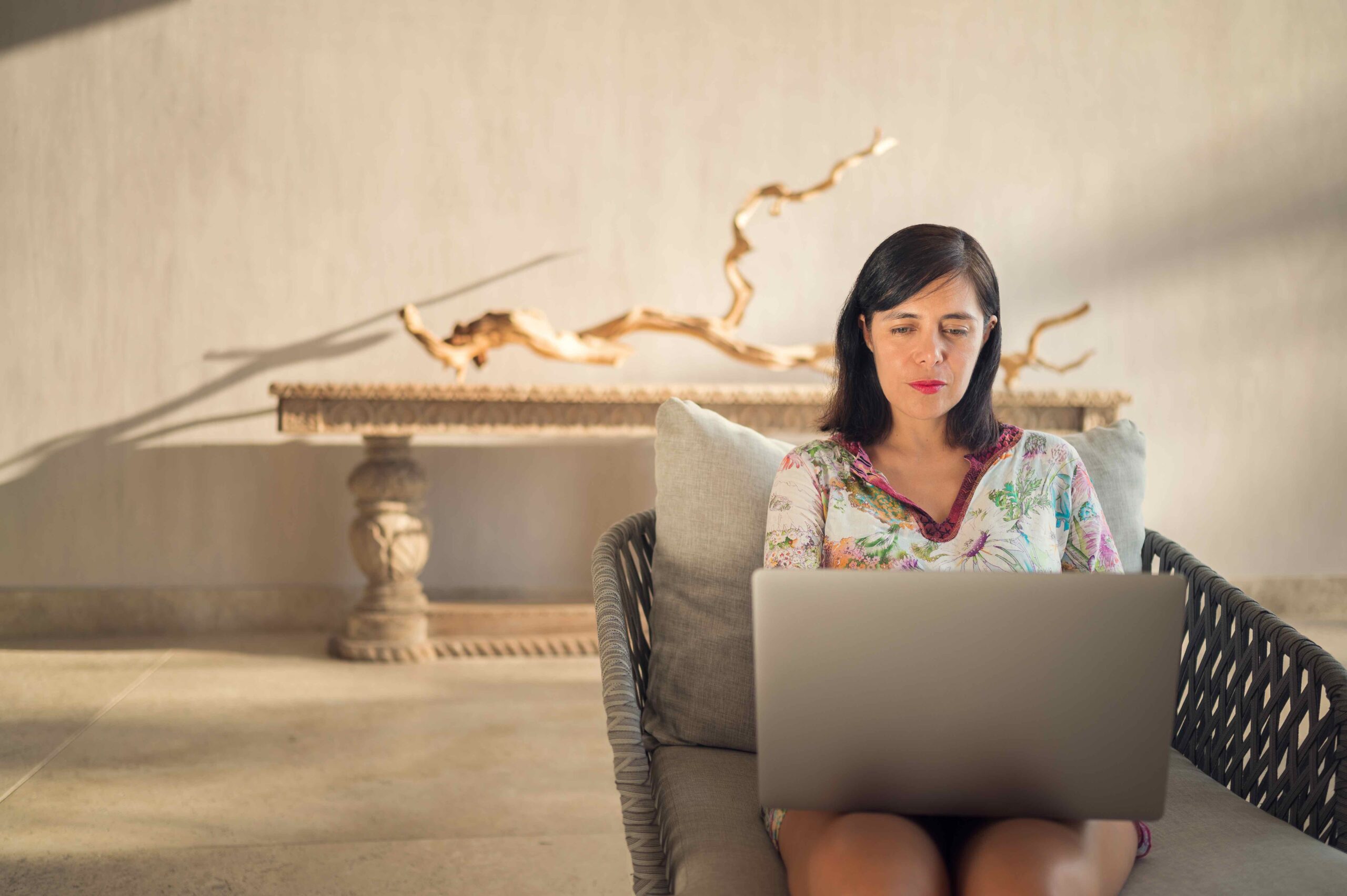 Mujer con su laptop aprendiendo de tutoriales web