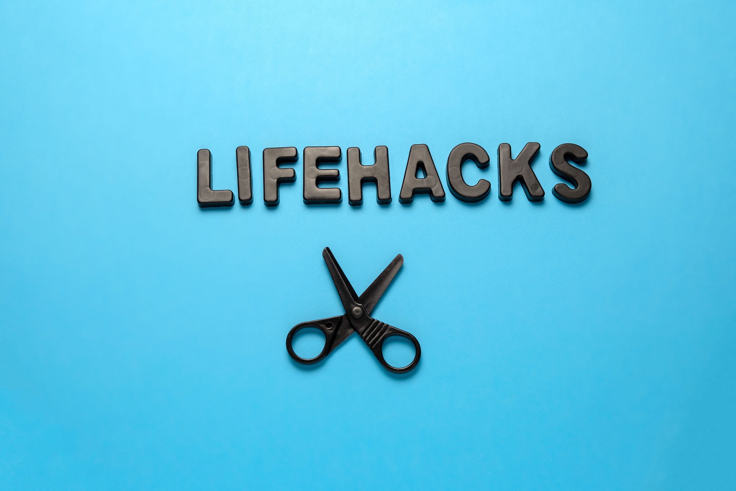 Letrero fondo azul de Lifehacks con tijera. Archivo htaccess.