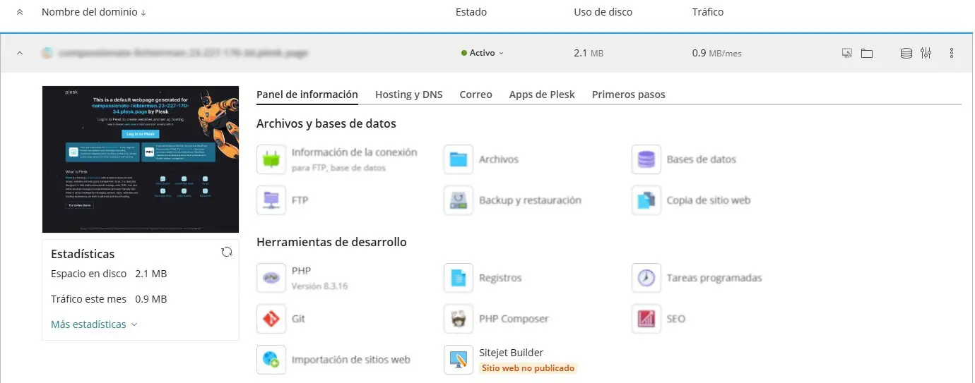 panel-hosting-sitejet-builder-disponible Pantalla del panel de hosting mostrando estadísticas del sitio, herramientas de desarrollo y el acceso a SiteJet Builder.