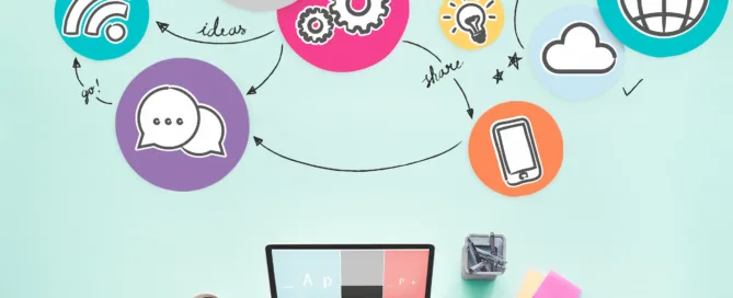 Vista aérea de un escritorio con laptop, móvil y bocetos rodeados de ilustraciones sobre redes sociales, creatividad y diseño web.