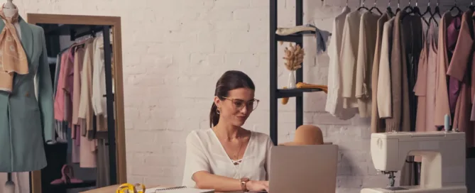 Persona creando una tienda online de ropa desde su laptop, mostrando cómo hacer una página web para vender ropa de forma simple.
