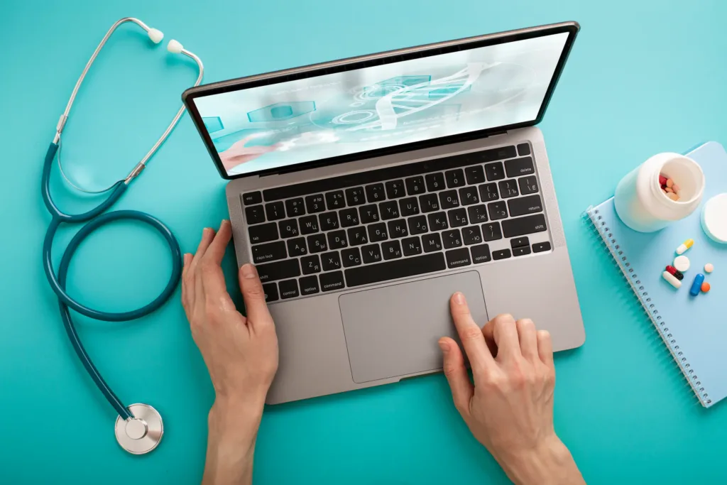 pagina-web-clinicas-laptop-medico Diseño de página web para clínicas desde laptop en entorno médico, mostrando herramientas digitales aplicadas al sector salud.