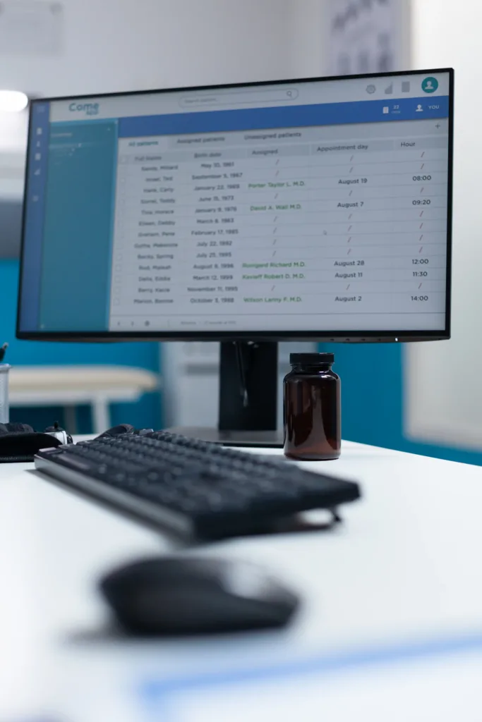 sistema-reserva-medica-pantalla Pantalla de sistema digital de gestión de citas y reserva médica, mostrando organización de turnos y control de pacientes en consultorio.